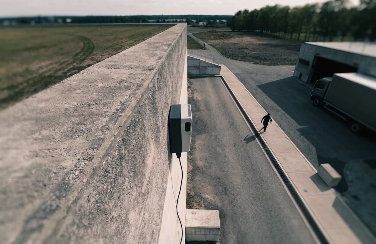 Eine einzelne Wallbox an der Außenwand einer Logistikhalle.