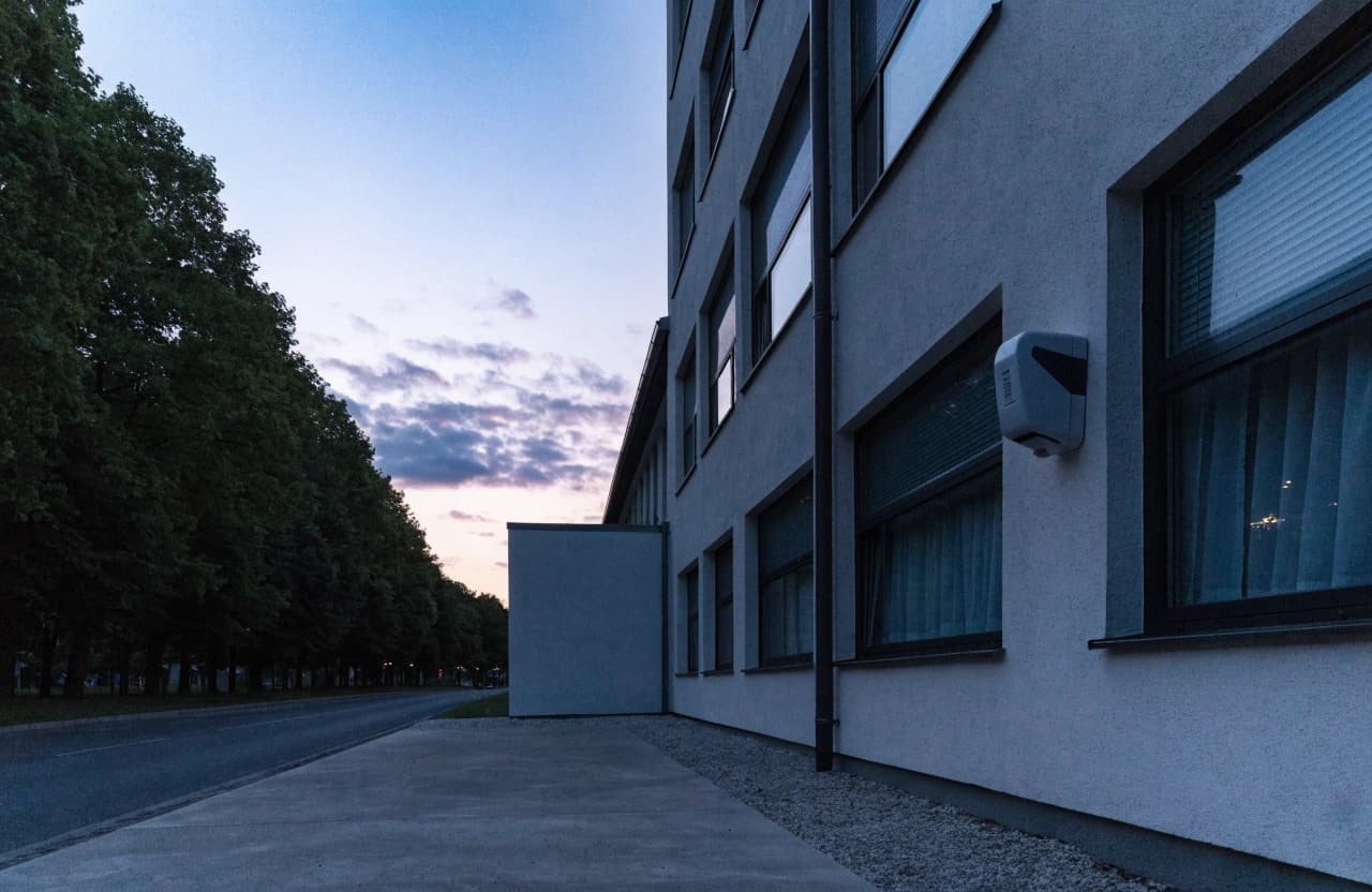 Wallbox an einer modernen Hotel-Fassade