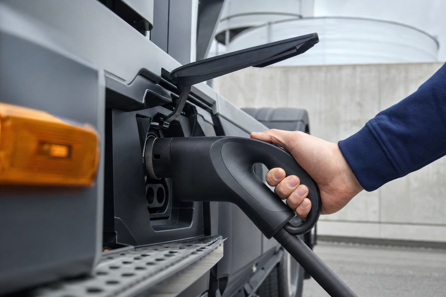 Hochleistungs-Ladekabel, das an einen Lkw angeschlossen wird