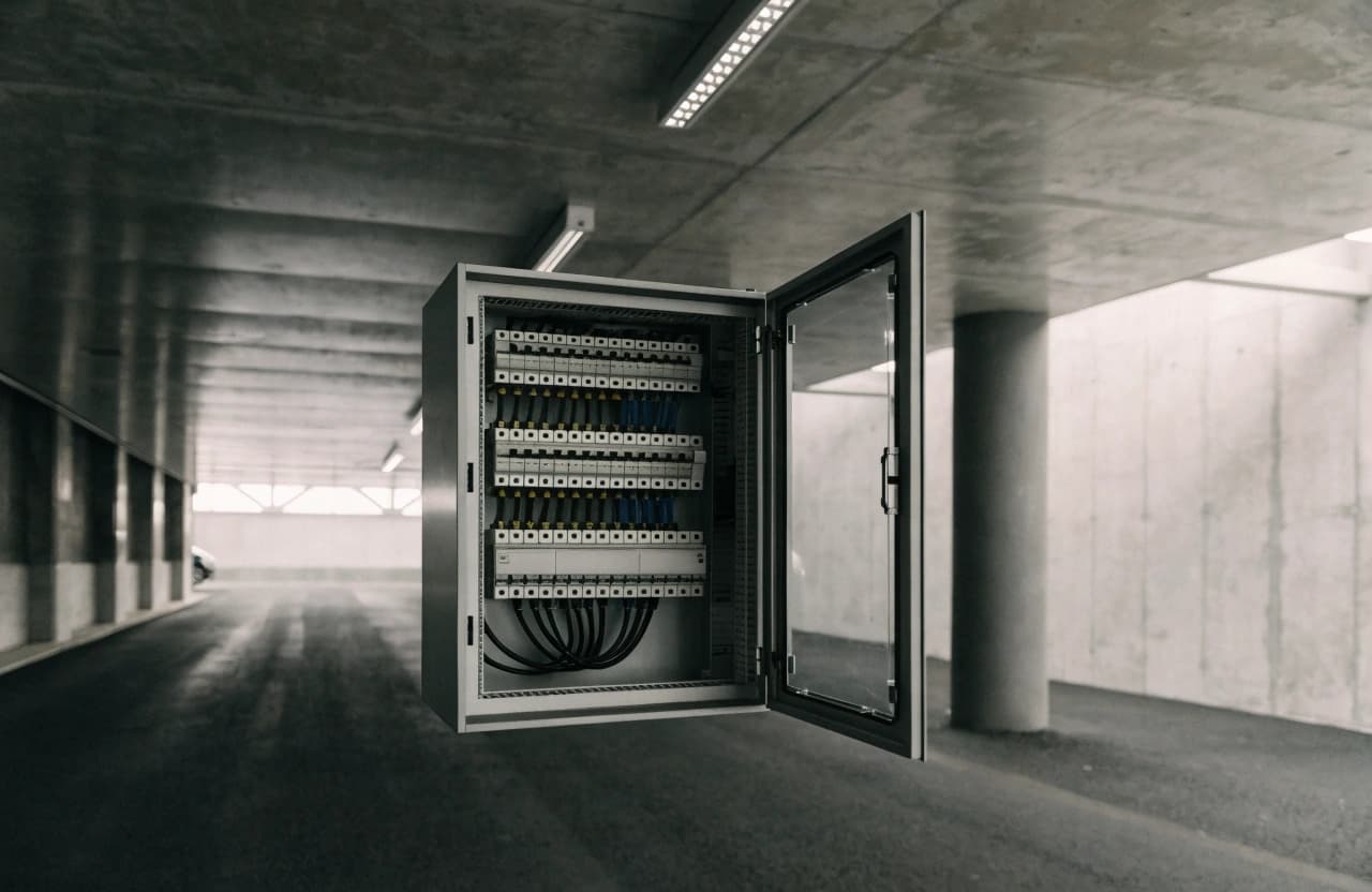 Stromverteilerschrank mit Lastmanagement-Modul im Parkhaus